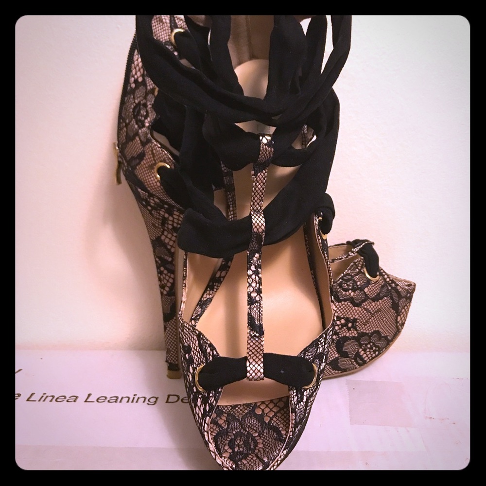 Final sale!!! Strappy lace sandal